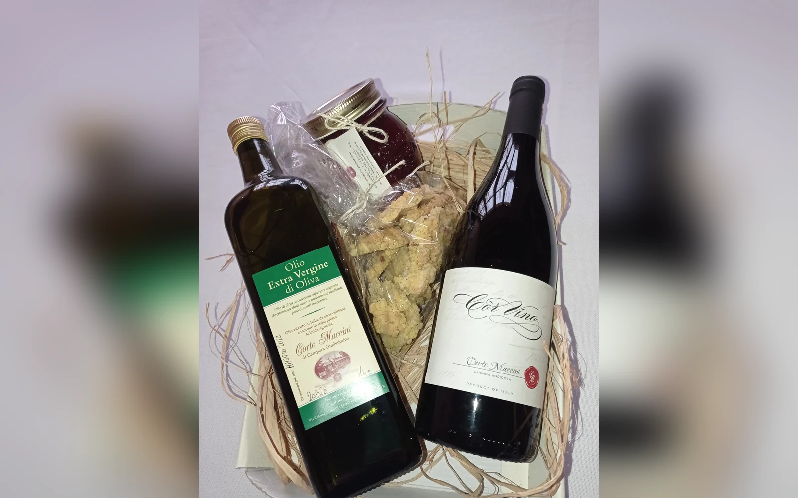 Vino, olio extravergine e confetture dell'azienda agricola Corte Maccini